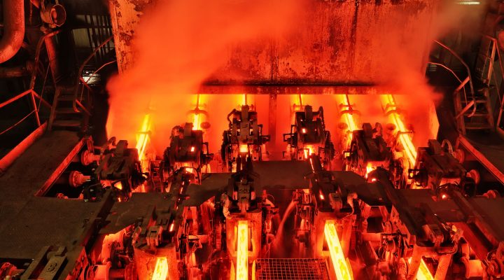 معدات صب الفولاذ تعمل في مصنع الفولاذ