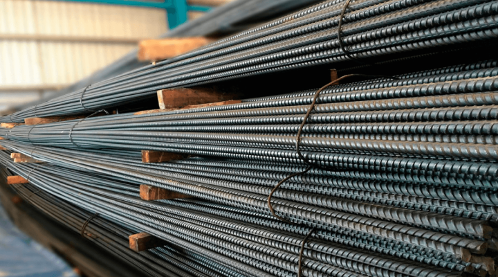 صورة عالية الجودة توضح سوق تجارة حديد التسليح العالمي، مع تدفقات التصدير والاستيراد ومشاريع البنية التحتية.