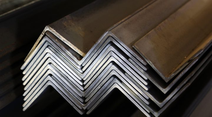 حزم الفولاذ الإنشائي في البنية التحتية الحديثة، مع تسليط الضوء على دور إمدادات الفولاذ الإنشائي في مشاريع البناء.